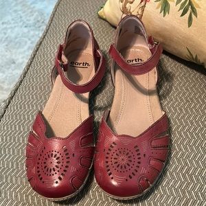 Earth Camellia Cahoon Sandals regal red Sz 8
